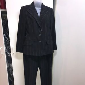 Sophisticated Anne Klein suit w/built in pant belt
